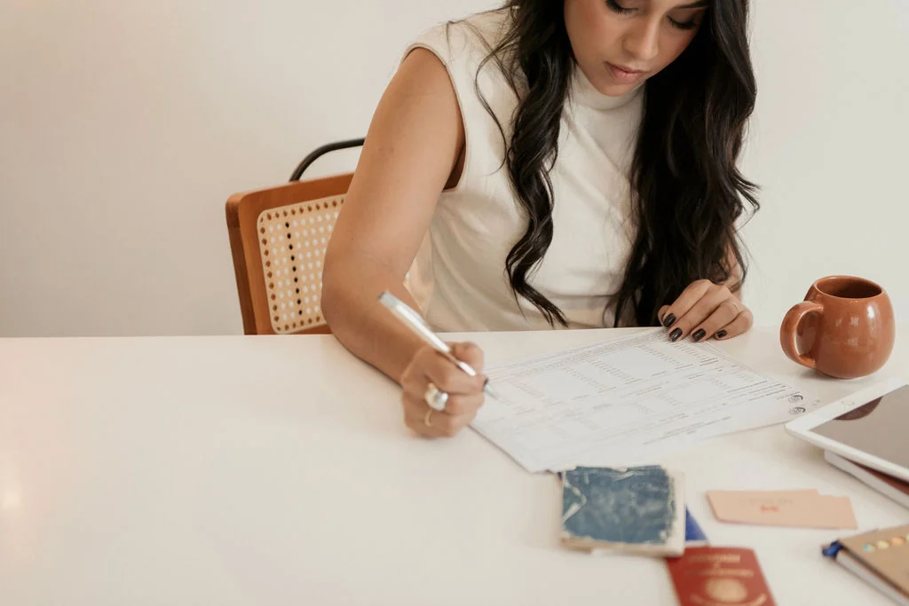 Amanda Mendes analisando documentos sobre a mesa de trabalho