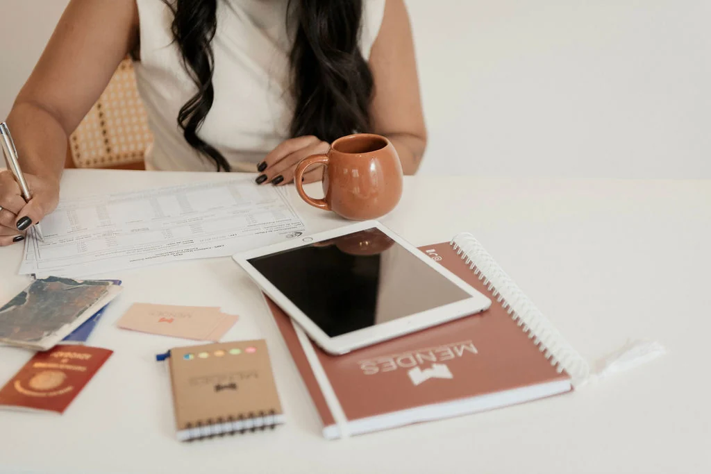 Documentos, tablet e caderno sobre a mesa de trabalho